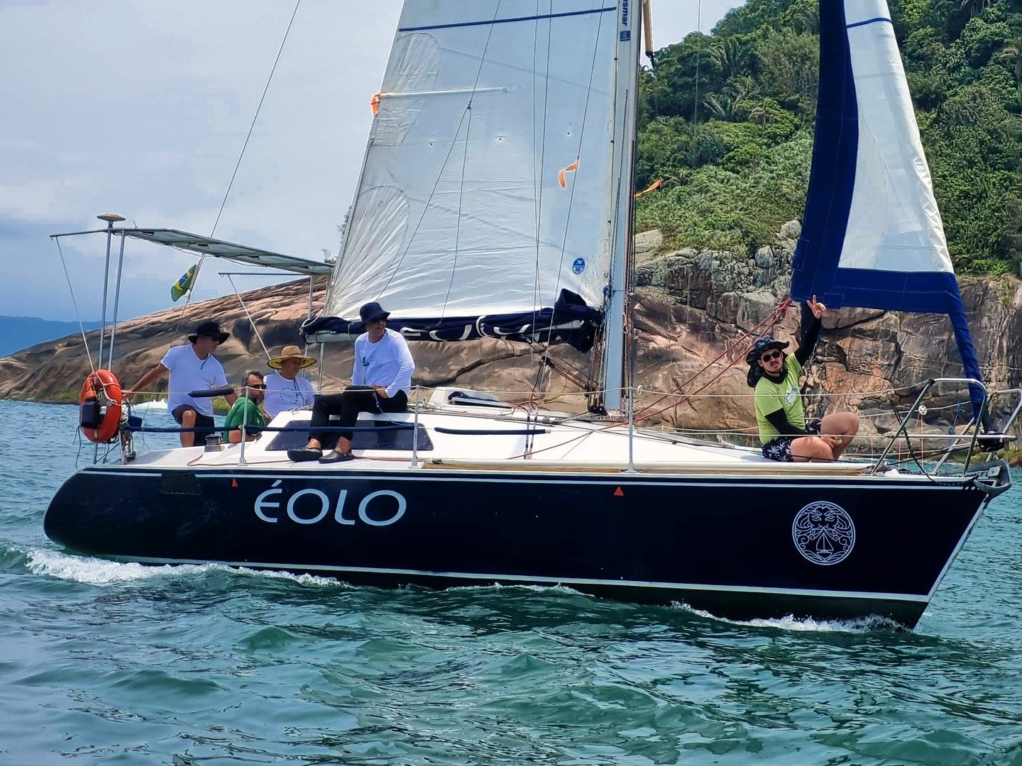 Grupo a bordo do Éolo durante aula de vela