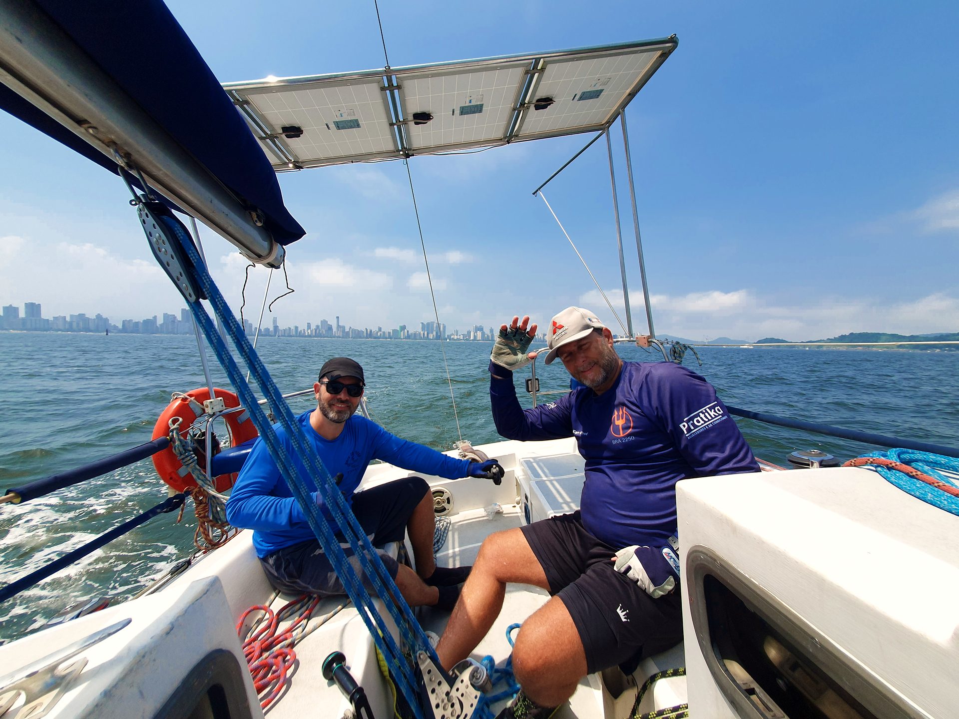 Tripulantes no convés do Éolo durante uma regata